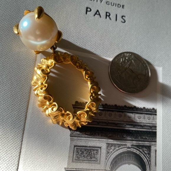 Givenchy gold tone and faux Pearl vintage clip on single earring - Picture 3 of 8
